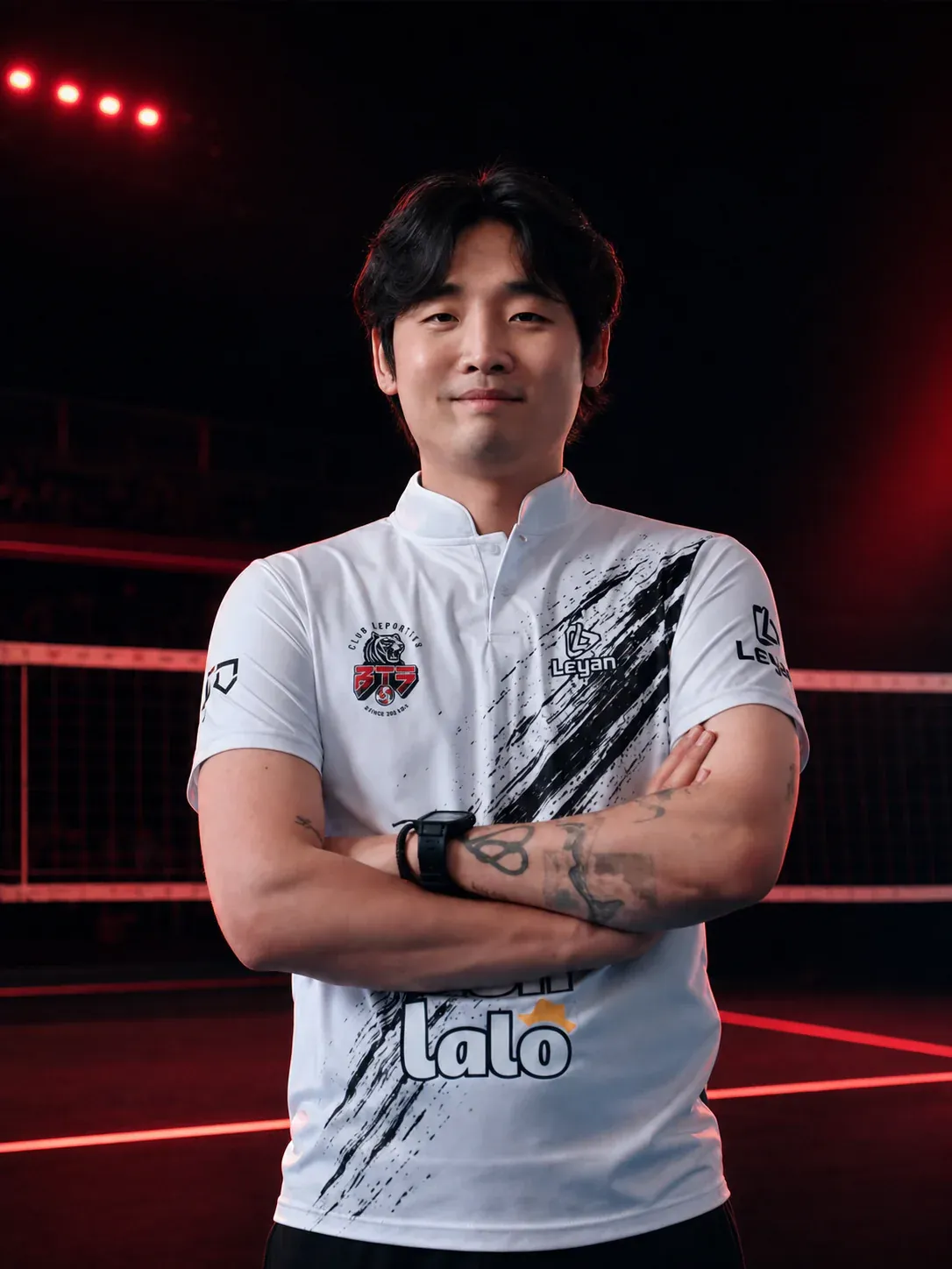 Profesor Kyo con uniforme blanco en una cancha de voleibol