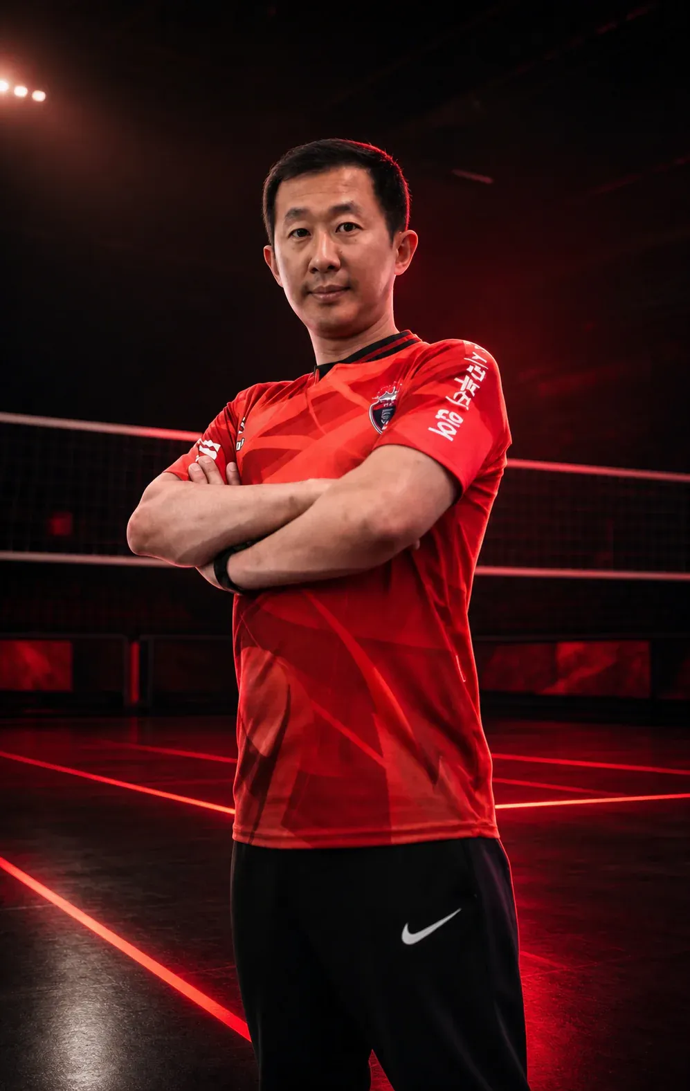 Profesor Seo con uniforme rojo en una cancha de voleibol
